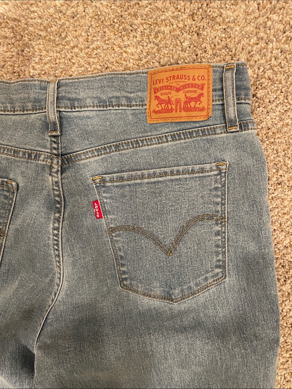 Levi’s Women's Straight-Leg Jeans in Light Blue Wash - Picture 4 of 4
